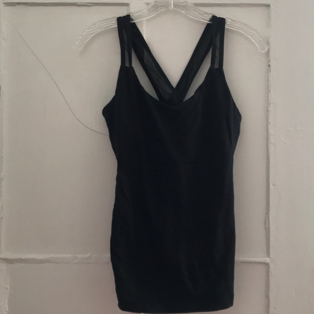 Lululemon athletic top with built-in shelf bra.